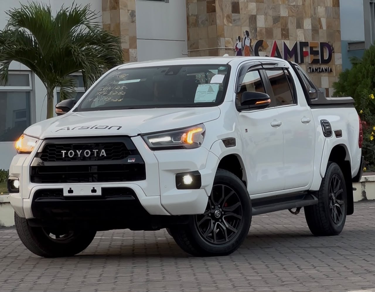 TOYOTA HILUX DOUBLE CABIN thumbnail 2